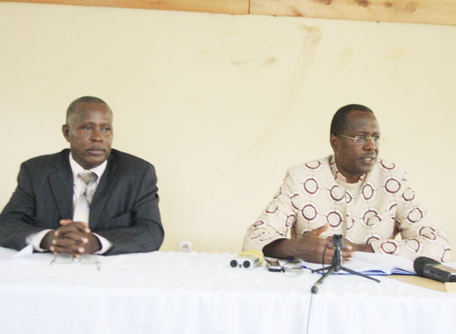Evariste Ngayimpenda et Charles Nditije, lors de cette conférence animée conjointement ©Iwacu
