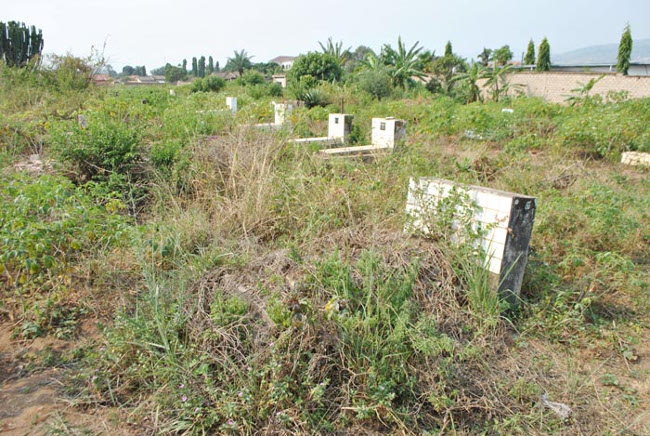 Le cimetière de Kinindo situé derrière le Centre Médico-chirurgical de Kinindo (CMCK). Il reste 418 tombes à déplacer ©Iwacu