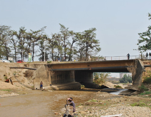 Le pont Ntahangwa est menacé d’effondrement ©Iwacu