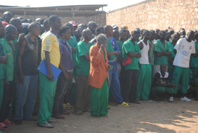Les détenus de la prison de Rumonge écoutent le message du ministre de la justice ©Iwacu