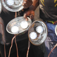 Les lampes aux ampoules qui remplacent les lampes à pétrole dans la pêche ©Iwacu