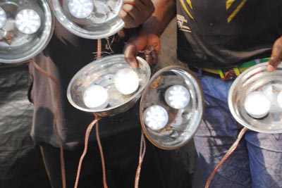 Les lampes aux ampoules qui remplacent les lampes à pétrole dans la pêche ©Iwacu
