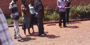 Les lauréats de l’école paramédicale de Kinyana dans les rues de la ville de Ngozi pendant les heures de passation de l’examen d’Etat ©Iwacu
