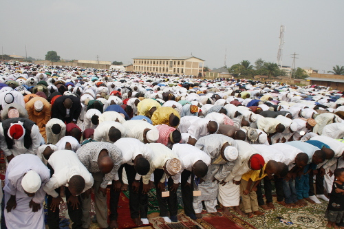 Les musulmans à la prière de la fin du Ramadhan, ce lundi 28 juillet, au terrain de Nyakabiga ©Iwacu