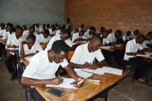 Les élèves qui passent l’Exetat dans une des salles du Lycée du Lac Tanganyika