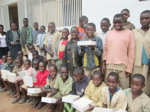 Les élèves vulnérables de l'Ecole primaire de Nyakibingo reçoivent des cahiers de la part du Centre culturel de Gitega ©Iwacu