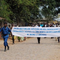Marche de la paix des jeunes du vicariat de la région de l'imbo regroupant les paroisses de Buyengero, Murago, Minago, Rumonge et Kigwena dans les rues de la ville de Rumonge sous le thème: Vérité, justice,Tolérance,Solidarité, liberté, droits de l'homme et pardon qui sont des piliers de la paix et cela à la veille des élections de 2015. ©Iwacu