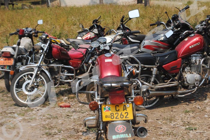 Mardi, 08 juillet 2014 - A Rumonge, après la saisi des motos qui transportent deux personnes en plus du conducteur, la police apprend le code de la route aux motards  ©F. N/Iwacu