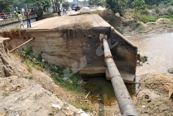 Mercredi, 30 juillet 2014 - Le pont Ntahangwa est menacé d’effondrement. Tout autour, des cassures s’observent. Et les tuyaux de la Régideso acheminant l’eau dans le nord de la capitale sont actuellement à découvert ©R.N/Iwacu