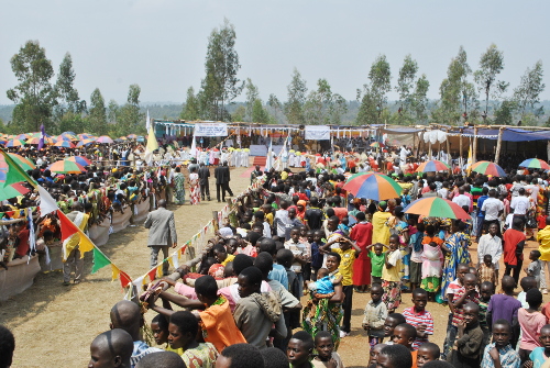 Au terrain de football de Mbogora, une foule nombreuse fête le Jubile d’or de la paroisse Sainte Marie Mère de Dieu de Mbogora ©Iwacu