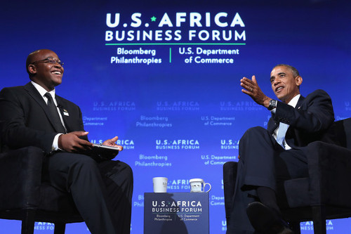 Barack Obama avec Takunda Ralph Michael Chingonzo du Zimbabwe, co-fondateur d’une start-up permettant l’accès gratuit à Internet, (5 août, à Washington) ©GettyImages