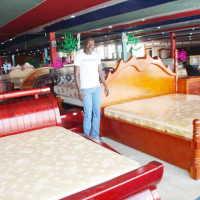 Denis Ciza dans le showroom de Bujumbura (chez Siyoni) ©Iwacu