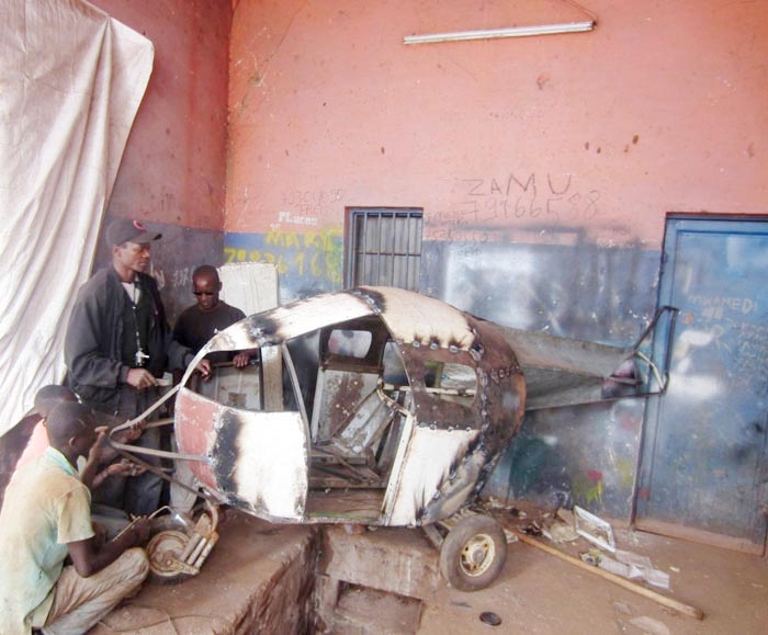 http://www.iwacu-burundi.org/wp-content/uploads/2014/08/Ren%C3%A9-Baribonkeza-en-chapeau-%C2%AB-Je-construirai-un-vrai-avion-quand-jaurais-r%C3%A9ussi-%C3%A0-faire-d%C3%A9coller-celui-ci-que-jexp%C3%A9rimente.-%C2%BB-Une-question-Que-construit-il-actuellement-Un-faux-avion-.jpg