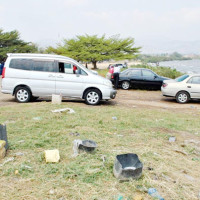 Tout véhicule attrapé en train d’être lavé sur les plages riveraines du lac Tanganyika paie une amende de 100.000 Fbu ©Iwacu