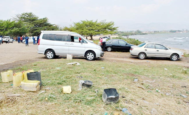 Tout véhicule attrapé en train d’être lavé sur les plages riveraines du lac Tanganyika paie une amende de 100.000 Fbu ©Iwacu