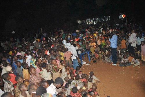 Une foule attentive durant la projection a Rugombo ©Iwacu