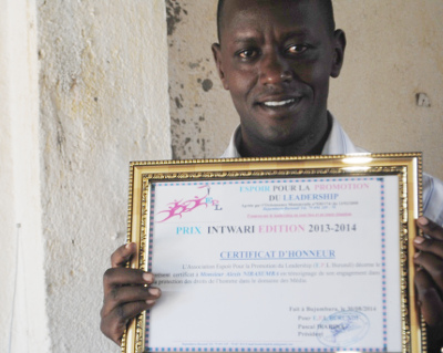 Alexis Nibasumba brandit le certificat d'honneur lui décerné ce dimanche par l'association Espoir pour la promotion du leadership (E.L.P) ©Iwacu