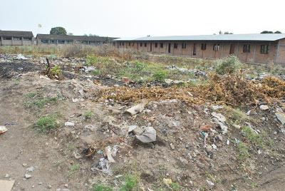 Des ordures devant les classes de l’école fondamentale du quartier 4 à Ngagara ©Iwacu