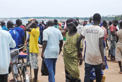 La population qui fréquente le port de pêche est exposée au VIH-Sida ©Iwacu
