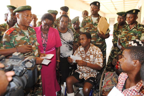 Les militaires de l’AMISOM avec les détenus libérés au P. Régent Charles Iwacu