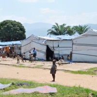 Vue partielle des bâches pour les personnes déplacées dans le quartier Carama de la commune de Kinama ©Iwacu