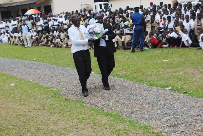 les représentants du parti Sahwanya Frodebu en commune de Rumonge vont déposer la gerbe de fleur ©Iwacu