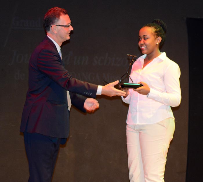 L'ambassadeur de France au Burundi décernant un trophée à Jessica Musanindanga, gagnante du prix Michel Kayoya ©Iwacu