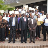 Les jeunes exhibent les certificats obtenus après la formation. L’avant plan : les officiels de l’Api ©Iwacu