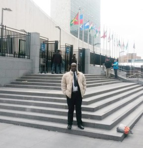 Aimé Magera devant le siège des Nations unies : « Nous demandons qu’il y ait ouverture d’enquêtes internationales. » ©Iwacu