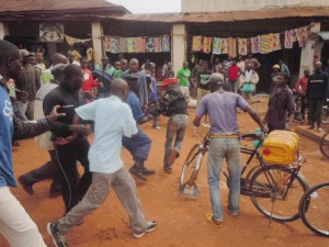 Attroupement de la population après que le policier en civil  a renversé une moto et  blessé ses occupants près du marché central  de Gitega. ©Iwacu 