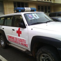 L'ambulance contenant les deux cerceuils des militaires blancs qui auraient été tués dans un accident d'helicoptère ©Iwacu