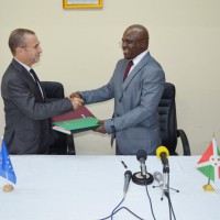 Patrick Spirlet, ambassadeur de l'Union européenne au Burundi, et Tabu Abdallah, ministre des Finances, se serrant la main après la signature de la convention. ©Iwacu