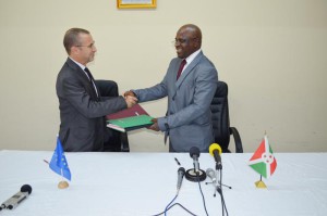 Patrick Spirlet, ambassadeur de l'Union européenne au Burundi, et Tabu Abdallah, ministre des Finances, se serrant la main après la signature de la convention. ©Iwacu