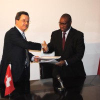 Le secrétaire d’Etat de la Confédération suisse et le ministre burundais des Relations extérieures signant ledit accord ©Iwacu