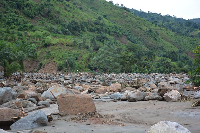 La rivière Nyaruhongoka a débordée de son lit emportant tout sur son passage ©Iwacu