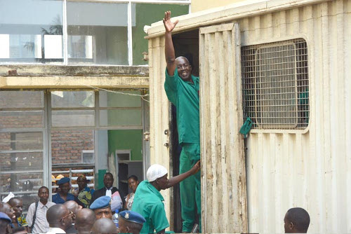Mbonimpa salue la foule au moment où il monte dans le camion qui le ramène à la prison de Mpimba ©Iwacu