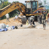 Travaux de réhabilitation de la route Bujumbura-Nyanza-lac, construction d'un pont sur le ruisseau Kayabazi à 83 Km de Bujumbura, les usagers doivent contourner cet endroit ©Iwacu