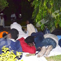 Ainsi passent la nuit les étudiants réfugiés devant l'ambassade des USA au Burundi ©Iwacu