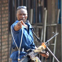 Ce policier faisait des menaces de mort aux journalistes d’Iwacu. Il est allé même jusqu’à donner des coups à l’un d’eux pour les empêcher de travailler.
