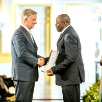 Le Roi Philippe de Belgique a remis le Prix Roi Baudouin à Déogratias Niyonkuru. Photo : Frank Toussaint
