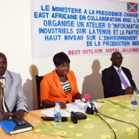 Au milieu, l’assistante de la ministre de la CEA animant l’atelier