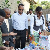 Christine Ntahe réceptionnant le don du Kit scolaire de la part des membres de Rotary club Bujumbura Kigobe 2012