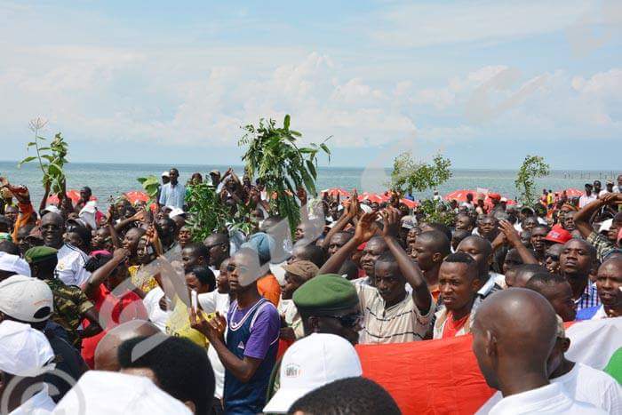 Une foule de manifestants sur la plage près du port de Bujumbura. 