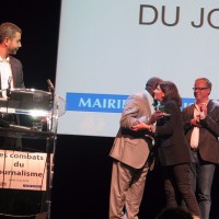 La maire de Paris, Anne Hidalgo, félicite Antoine Kaburahe après lui avoir remis la médaille d'honneur de la ville