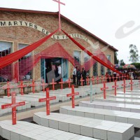 Dimanche, 1er mai - Commémoration du 19ème anniversaire de l'assassinat des 40 jeunes du petit séminaire de Buta. Les tombes des "martyrs" devant le sanctuaire ©O.N/Iwacu