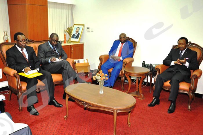 Alors administrateur du groupe Afrique de la BAD, Léonard Sentore(2ème à droite) est reçu par le ministre camerounais des Travaux Publics le 24 novembre 2015 à Yaoundé.