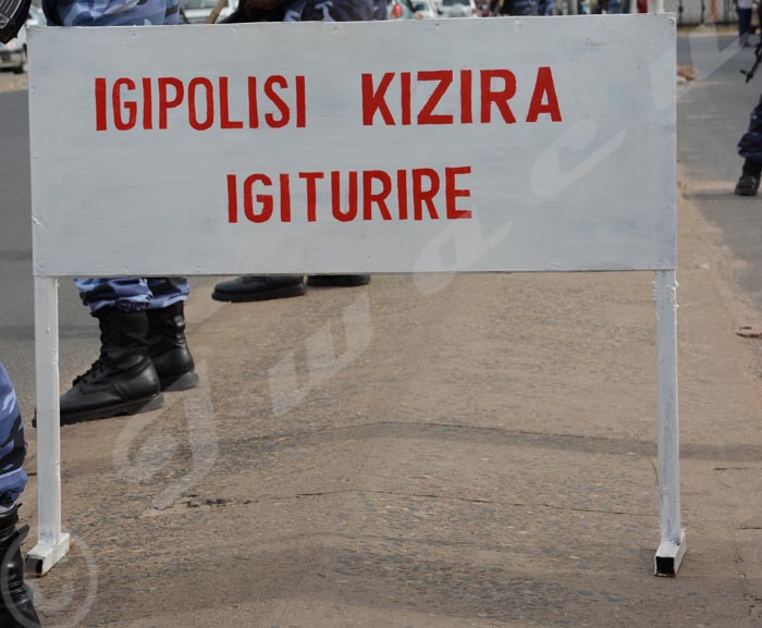 Pancarte avec l’inscription « police anti-corruption » sur une barrière