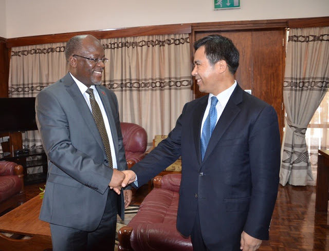 Le président Magufuli avec le patron de la banque Exim Liu Liang