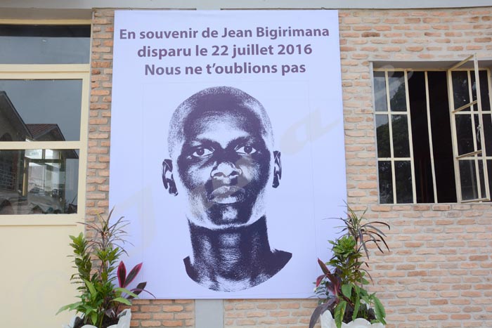 Le portrait géant de Jean dans les locaux du Groupe de presse Iwacu en hommage à notre collègue disparu.