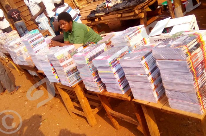 Les commerçants du matériel scolaire attendent vainement les clients, au marché de Rugombo.